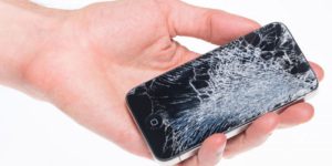 почему не стоит откладывать ремонт экрана телефона