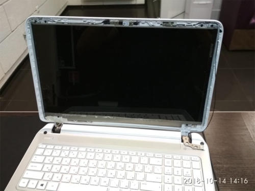Ноутбук со снятой крышкой дисплея