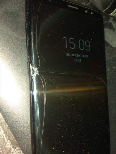 телефон Samsung S8 с разбитым дисплеем